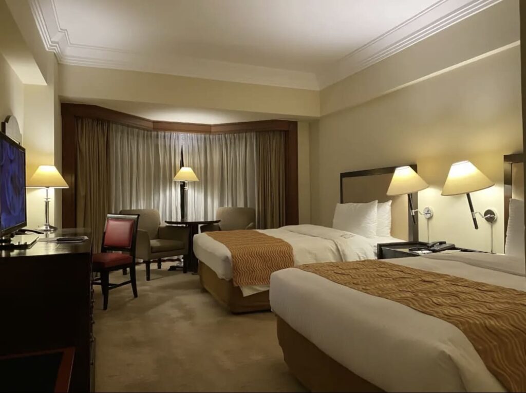 フィリピン ダイアモンドホテルマニラ 一般的な客室デラックスルーム phillipines diamondhotel manila the cheapest deluxe room